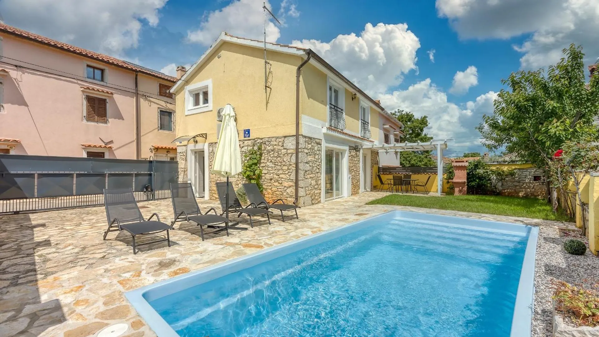 Casa Ti Sei With Private Pool Vila Kaštelir Casa de Férias